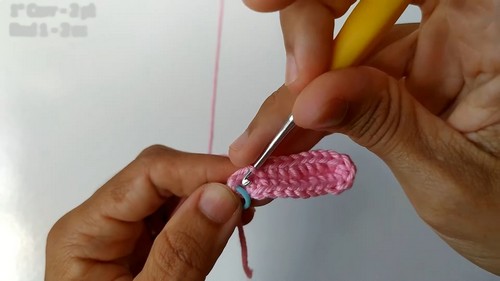 Craft Your Own Adorable Crochet Finger Slipper Keychain for Fun and Practicality