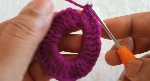 Create a Colorful Crochet Tricolor Keychain: Step-by-Step Guide