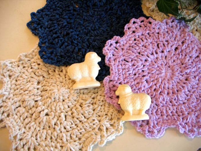 Crochet Shell Point Chenille Facecloth: A Charming Gift for Little Ones Crochet Shell Point Chenille Facecloth: A Charming Gift for Little Ones