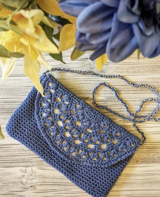 Free Crochet Pattern: Beautiful Dehlia Clutch