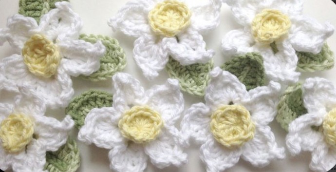 Crafting Beautiful Daffodil Decorations: Easy Spring Flower Project with Yarn and Crochet Hook Crafting Beautiful Daffodil Decorations: Easy Spring Flower Project with Yarn and Crochet Hook