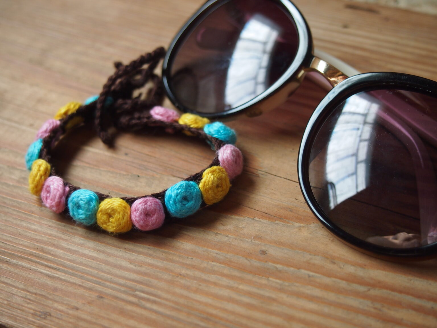 Create Your Own Crochet Bracelet Adorned with Delicate Roses - A Stylish DIY Guide