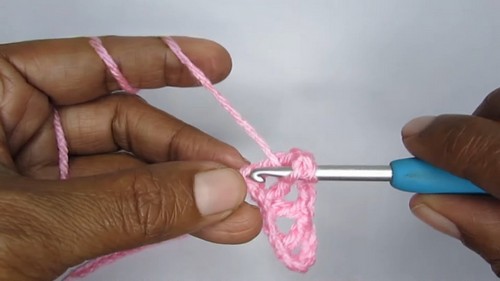Create Beautiful Crocheted Roses with Leaves – A Step-by-Step Guide
