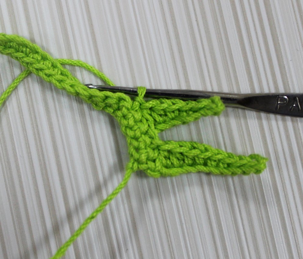 Create Your Own Charming Crochet Easter Basket with Chamomile Flowers: A Step-by-Step Guide