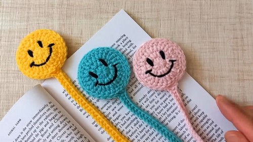 Create Your Own Crochet Smiley Bookmark for a Joyful Reading Experience