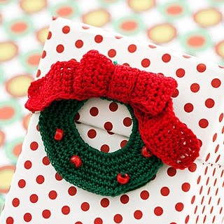 Create a Beautiful Crocheted Holiday Wreath Gift Topper for Your Presents Create a Beautiful Crocheted Holiday Wreath Gift Topper for Your Presents