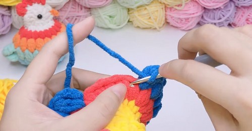 Create Adorable Crochet Hen Amigurumi for Fun and Decoration