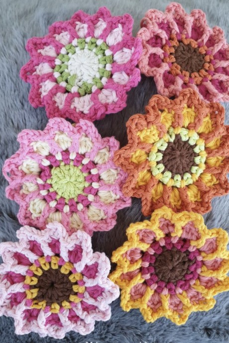 Free Crochet Pattern: Dahlia-Daisy Flower