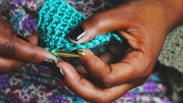 Create Your Own Crochet Fringe Cellphone Holder - Trendy and Practical Accessory