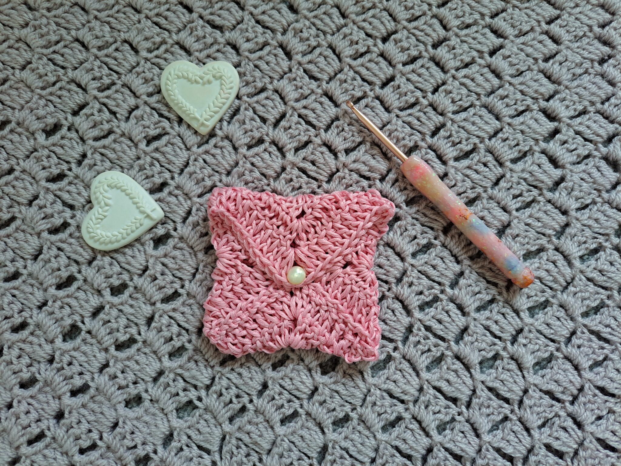 Create a Stunning Crocheted Handbag with Intricate Patterns for Ultimate Style