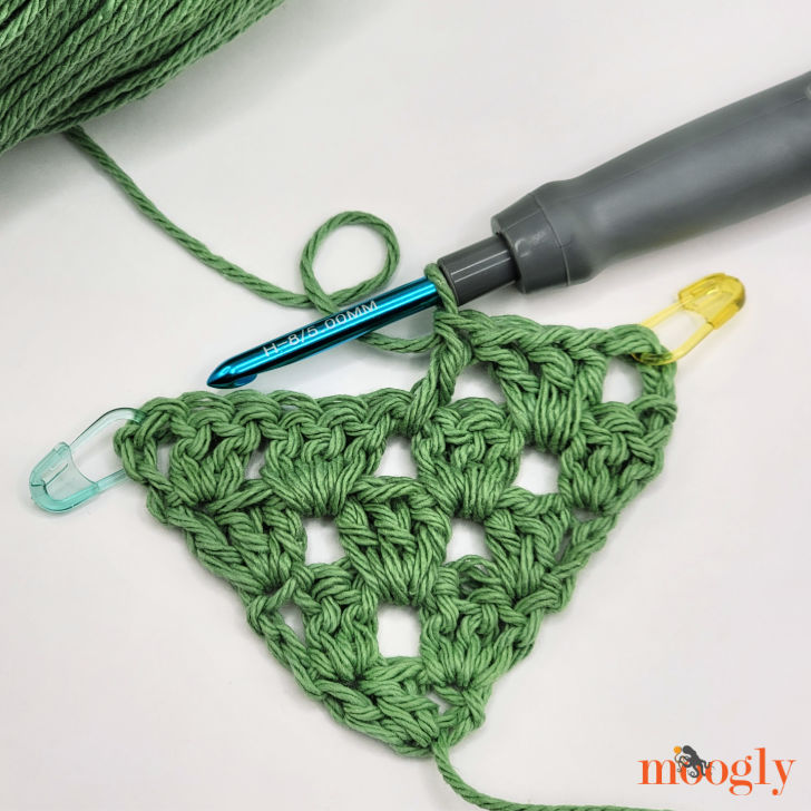 Create a Charming Crochet Clover Shaped Washcloth for Your Home