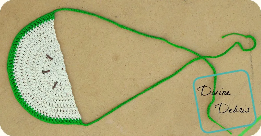 Create Your Own Adorable Crochet Apple Necklace for a Charming Accessory