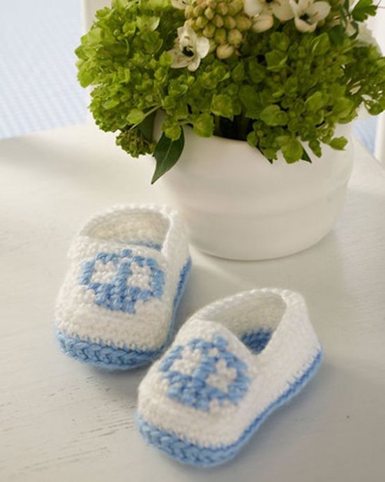 Adorable Crochet Crown Booties for Your Little Prince or Princess - Easy Pattern Guide Adorable Crochet Crown Booties for Your Little Prince or Princess - Easy Pattern Guide