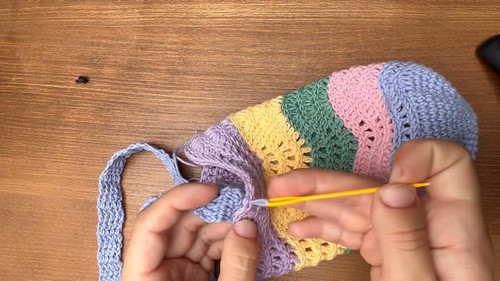 Create Your Own Crochet Wavy Water Bottle Bag: A Stylish and Practical Accessory for Hydration