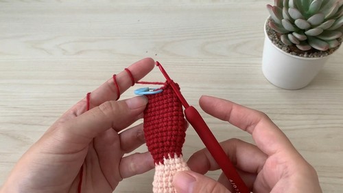 Create a Stunning Crochet Two-Toned Bow Hair Clip for Your Stylish Look