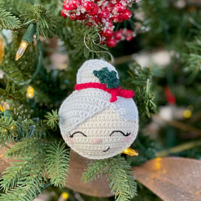 Create Your Own Crochet Mrs. Claus Ornament: A Step-by-Step Guide for Festive Cheer