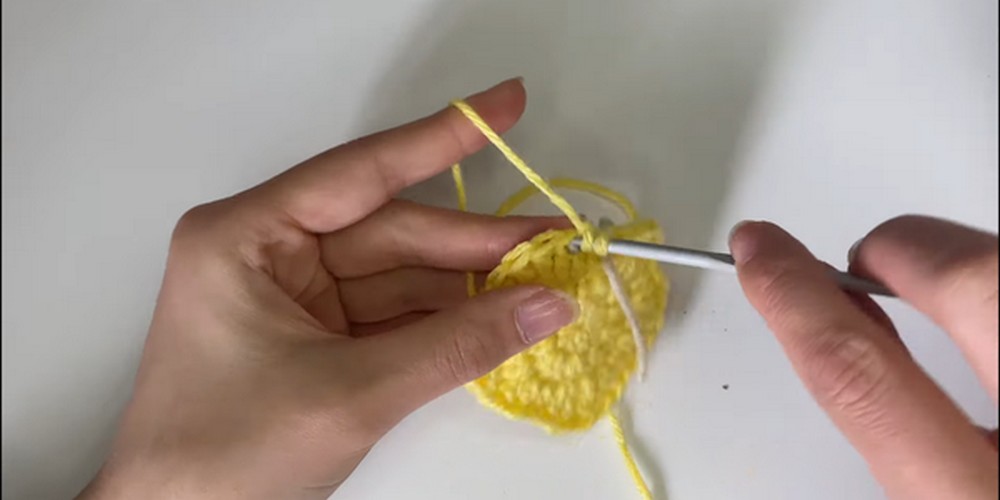 Create Your Own Charming Crochet Star Trinket Tray: A Step-by-Step Guide for Craft Enthusiasts