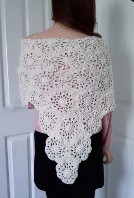 Discover the Perfect Vintage Flower Shawl: A Must-Have Accent for Winter Fashion Discover the Perfect Vintage Flower Shawl: A Must-Have Accent for Winter Fashion