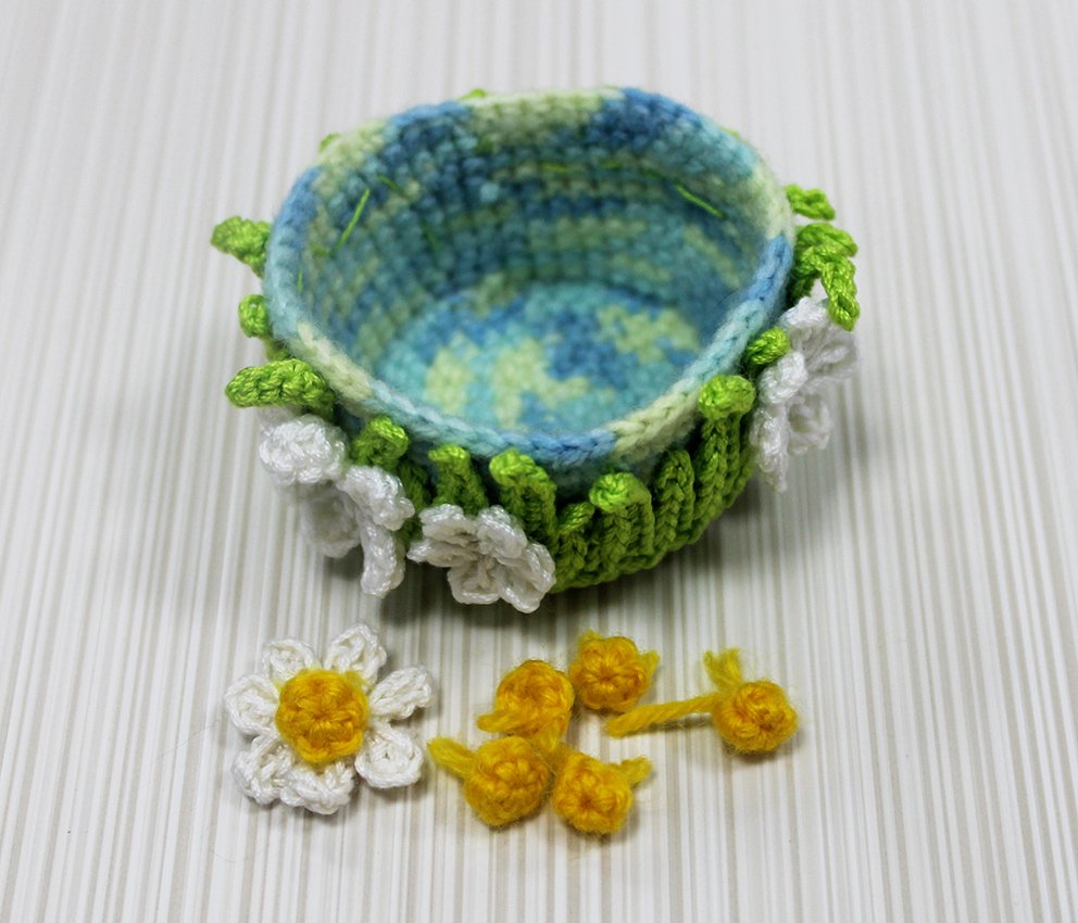 Create Your Own Charming Crochet Easter Basket with Chamomile Flowers: A Step-by-Step Guide