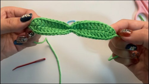 Create Your Own Stunning Crochet Pouch With Raised Bow – A DIY Craft Project