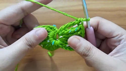 Create a Beautiful Crochet Bow: A Step-by-Step Guide to Adding Elegance to Your Projects