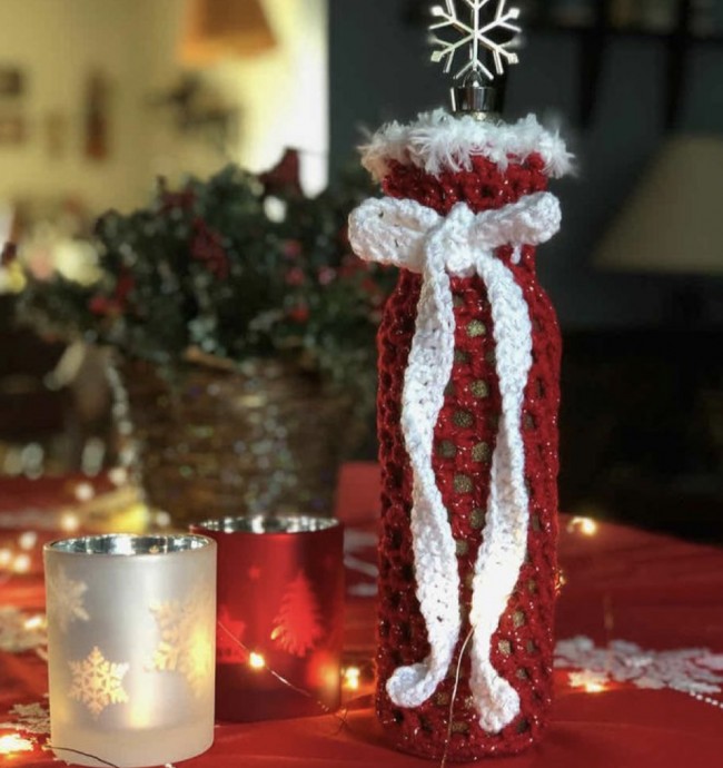 Crochet Christmas Wine Bottle Sleeve (Free Pattern)