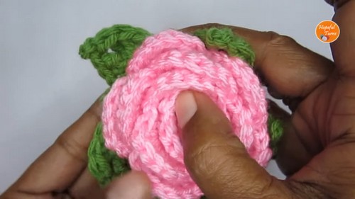 Create Beautiful Crocheted Roses with Leaves – A Step-by-Step Guide