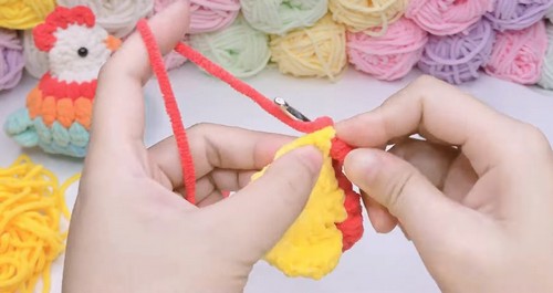 Create Adorable Crochet Hen Amigurumi for Fun and Decoration