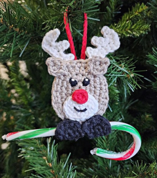 Crochet Reindeer Candy Cane Holder Ornament (Free Pattern)