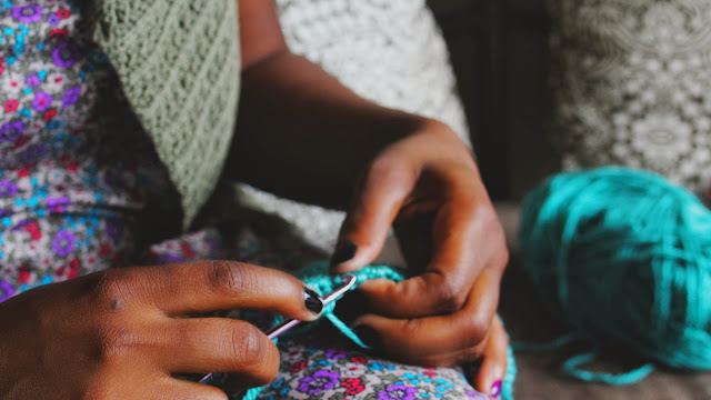 Create Your Own Crochet Fringe Cellphone Holder - Trendy and Practical Accessory