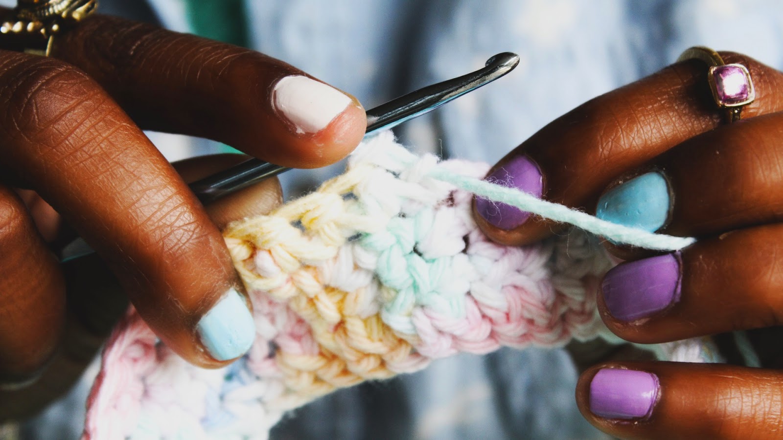 Create Your Own Charming Crochet Camera Strap for Stylish and Comfortable Photography