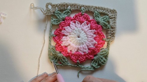 Create a Stunning Crochet Flower Square Pattern for Your Next Project