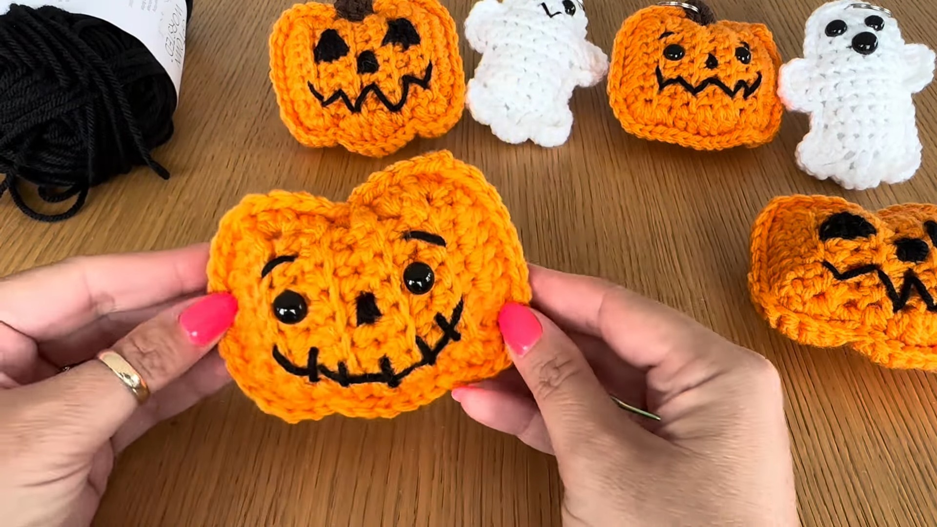 Crochet Jack O&rsquo; Lantern Keychain with Customizable Face