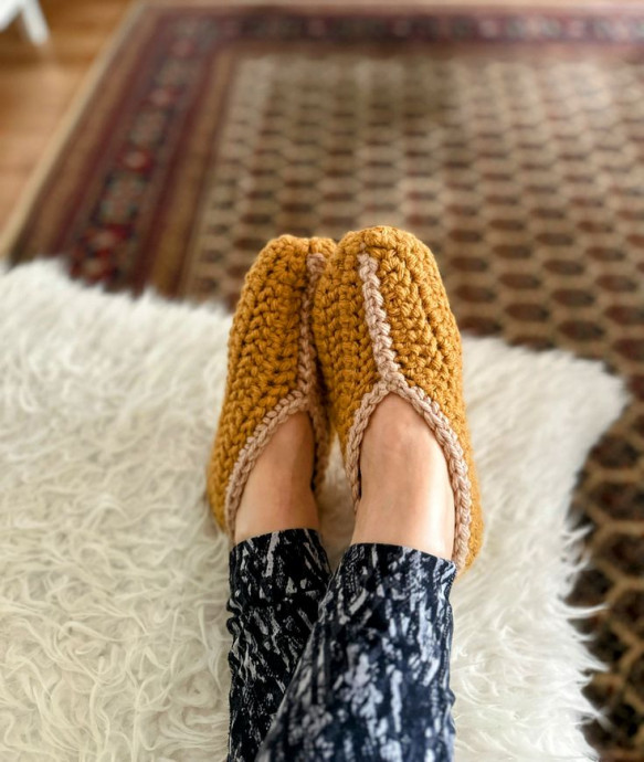 Cozy Crochet Slippers: A Step-by-Step Guide to Crafting Your Own Comfy Footwear