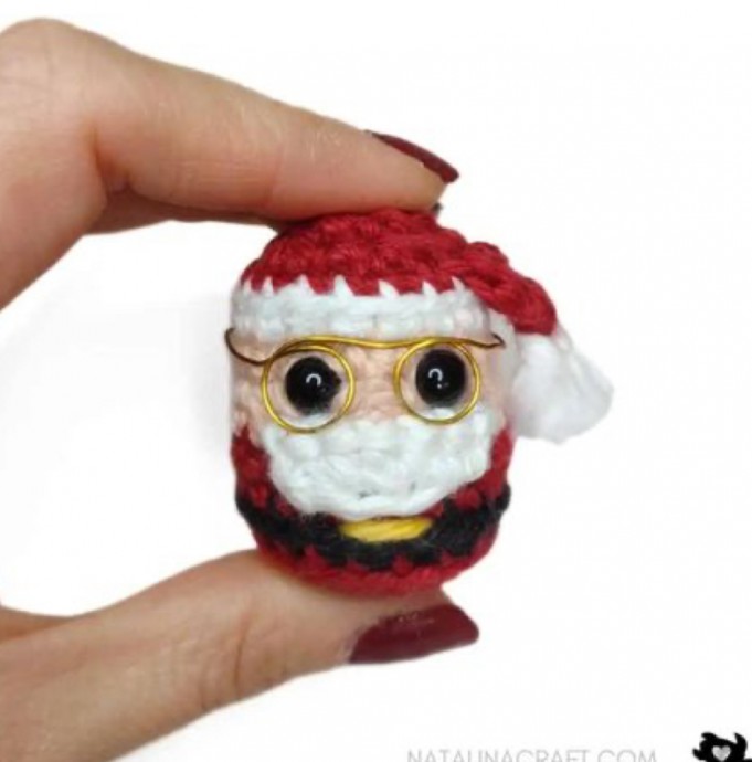 Crochet Mini Santa (Free Pattern)