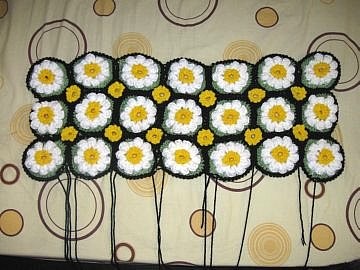 Create Your Own Charming Crochet Daisy Rug for a Cozy Home Atmosphere