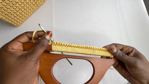 Create Your Stylish Crochet Wooden Handle Bag: A Step-by-Step Guide for Fashionable DIY Enthusiasts