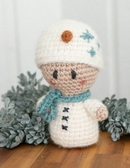 Create Your Own Adorable Crochet Snowman Amigurumi Doll: Fun Pattern for Winter Decor or Gifting