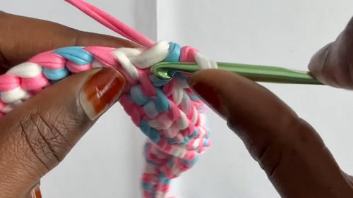 Create Your Own Gorgeous Crochet Handbag: A Stylish and Unique Accessory