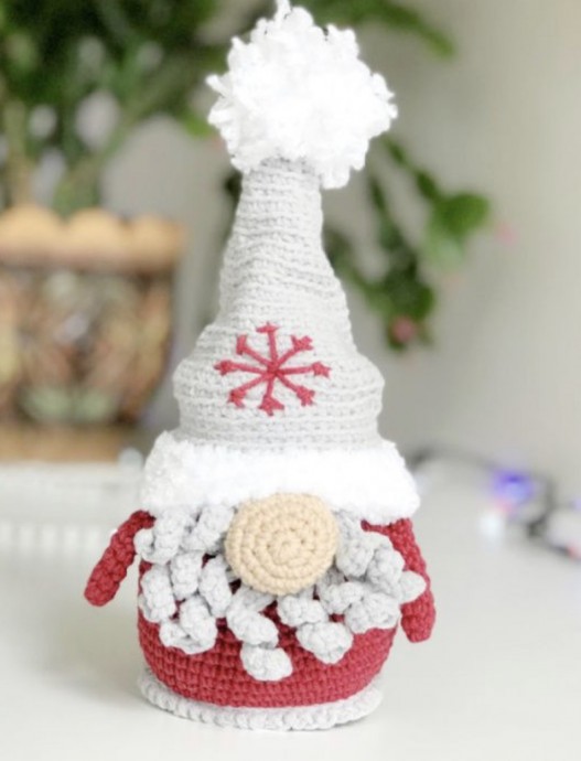 Crochet Christmas Gnome (Free Pattern)