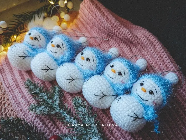 Create a Beautiful Christmas Snowman Ornament with Our Free Amigurumi Pattern