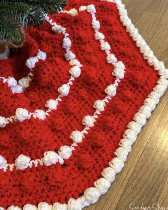 Crochet Bobble Stitch Christmas Tree Skirt (Free Pattern)