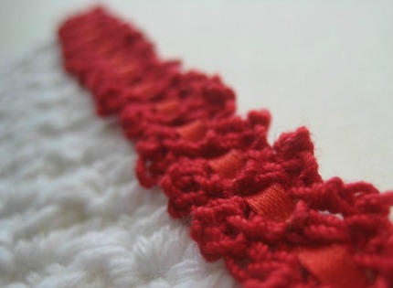 Elegant Crochet Potholders with Lace Trim: A Stylish DIY Kitchen Project