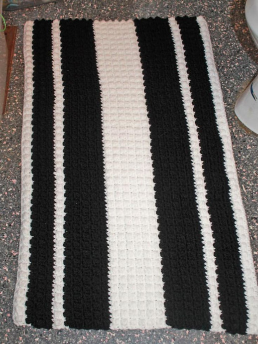 Create Your Own Cozy Crochet Black and White Stripes Rug: Easy Tutorial and Supplies