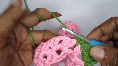 Create Beautiful Crocheted Roses with Leaves – A Step-by-Step Guide
