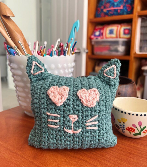 Crochet Hearts-Eyed Kitty Desk Pal