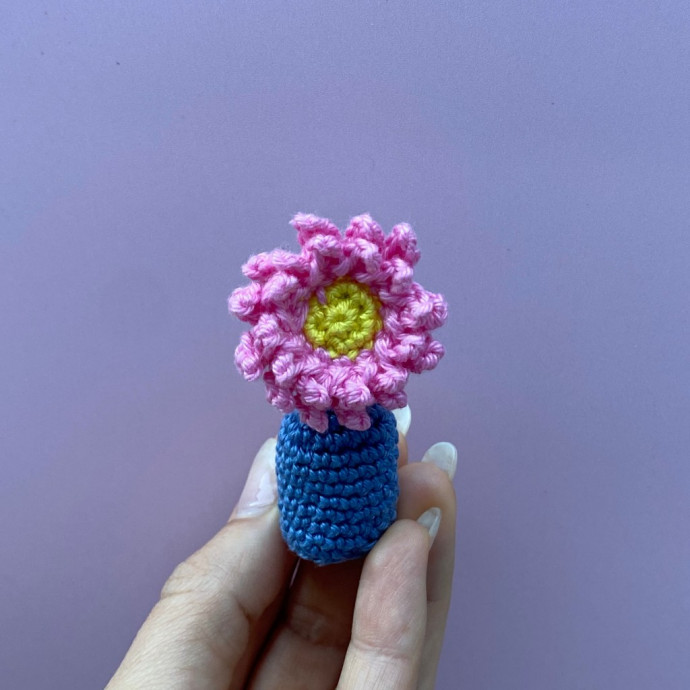 Crafting a Beautiful Crochet Mother’s Day Flower and Vase for a Unique Gift Crafting a Beautiful Crochet Mother’s Day Flower and Vase for a Unique Gift