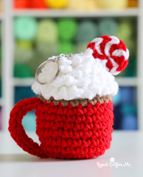 Create a Festive Peppermint Hot Cocoa Cup Keychain with Crochet – Step-by-Step Guide