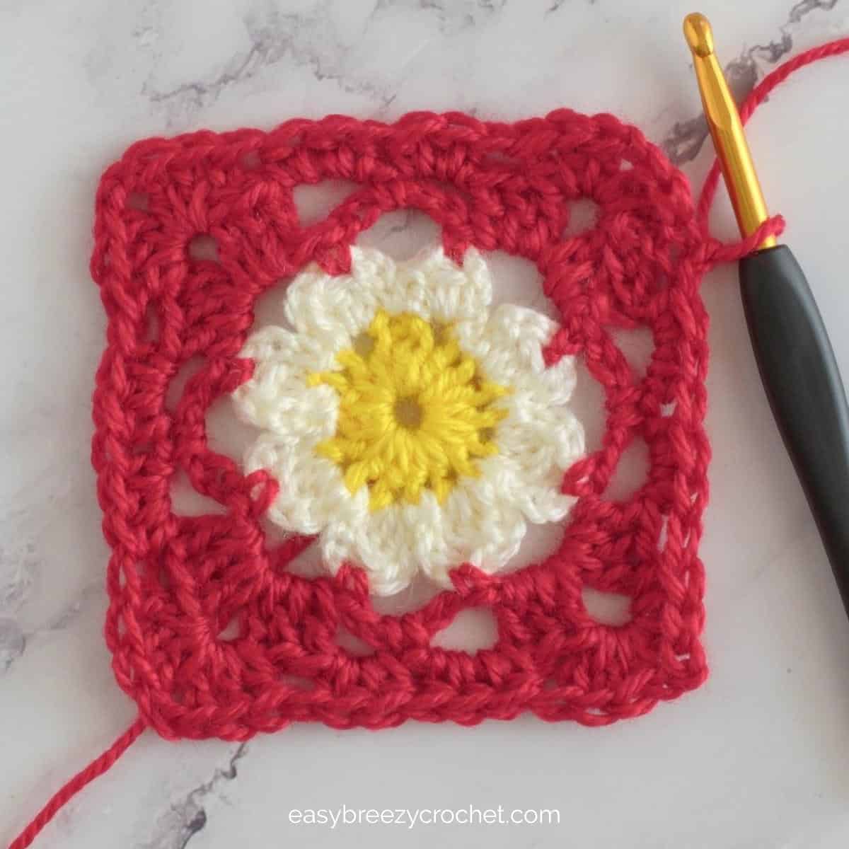 Create Your Own Beautiful Crochet Daisy Granny Square with This Easy Pattern