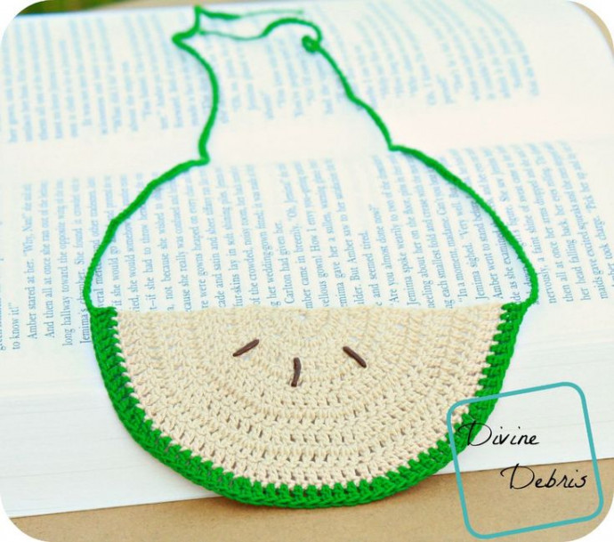 Create Your Own Adorable Crochet Apple Necklace for a Charming Accessory
